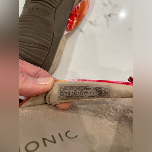 Vionic Bella Flip flops size 8.  Multi pink colors. - Picture 5 of 5